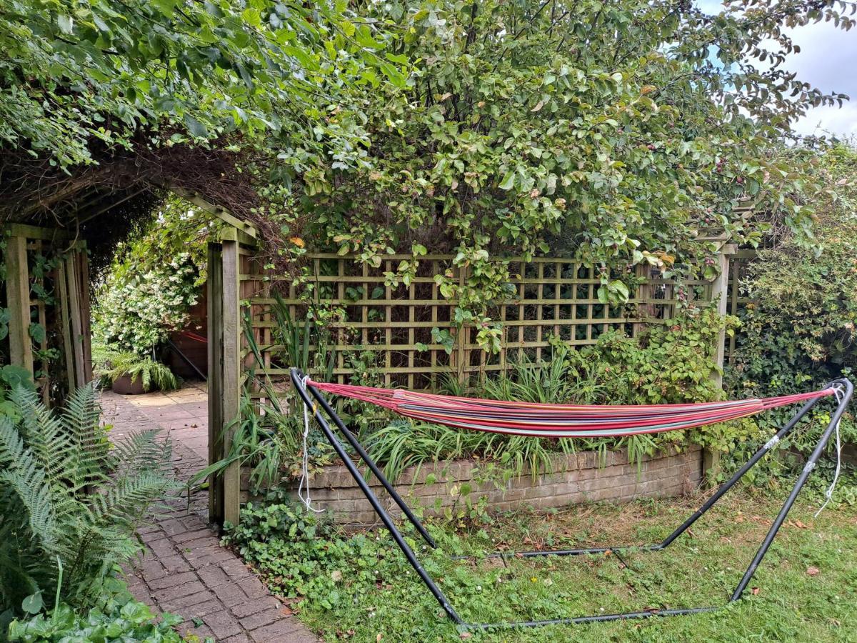 Pilgrims Of The Goddess Bed & Breakfast Glastonbury Exterior photo